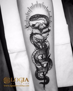 tatuaje-brazo-flor-serpiente-barcelona-uri-torras  